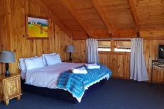 No17MainBed2_PiratesCreekAccommodation