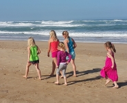 kids_beach_walk_piratescreekaccommodation